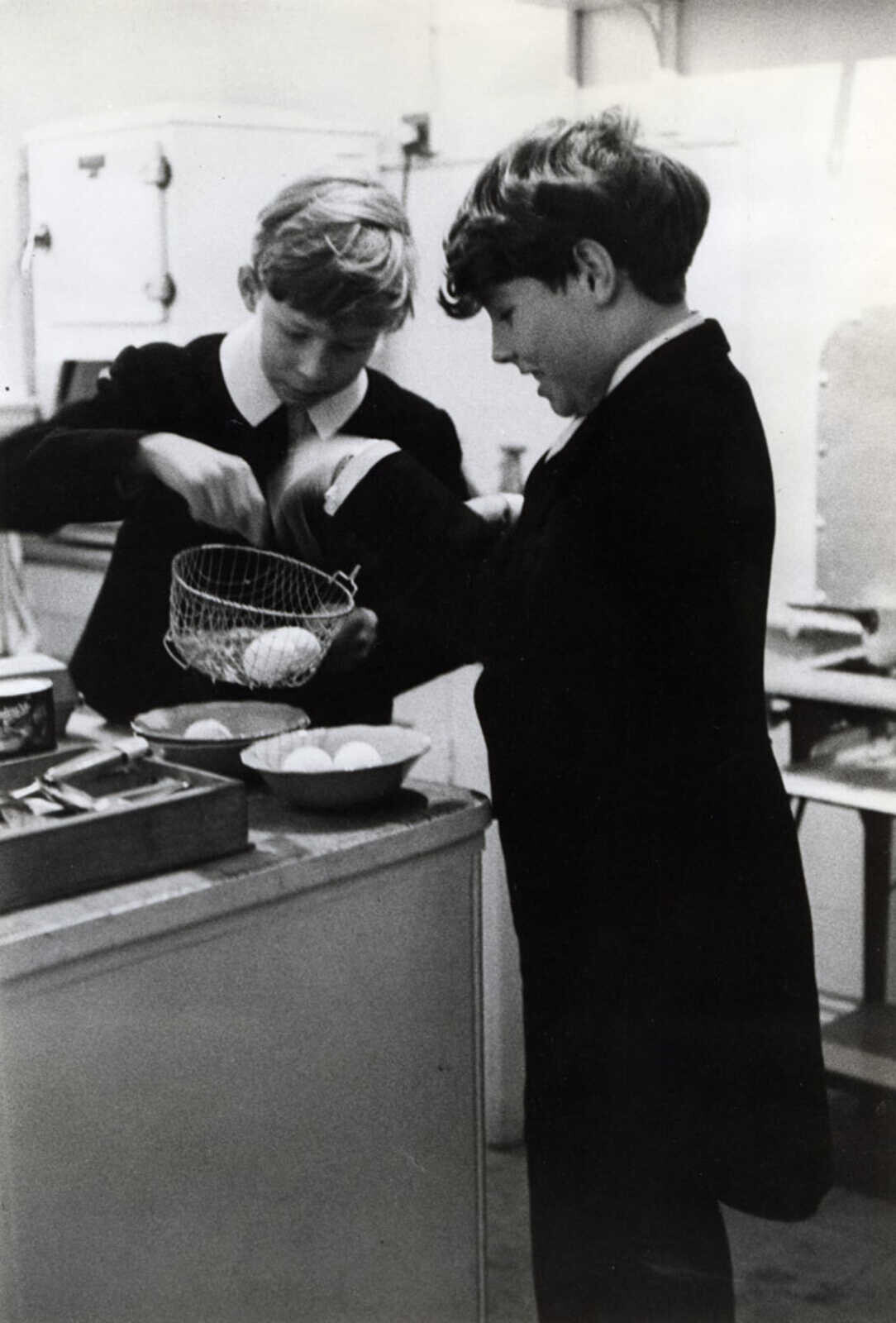 Работа в буфете, 1962. Фотограф Анри Картье-Брессон
