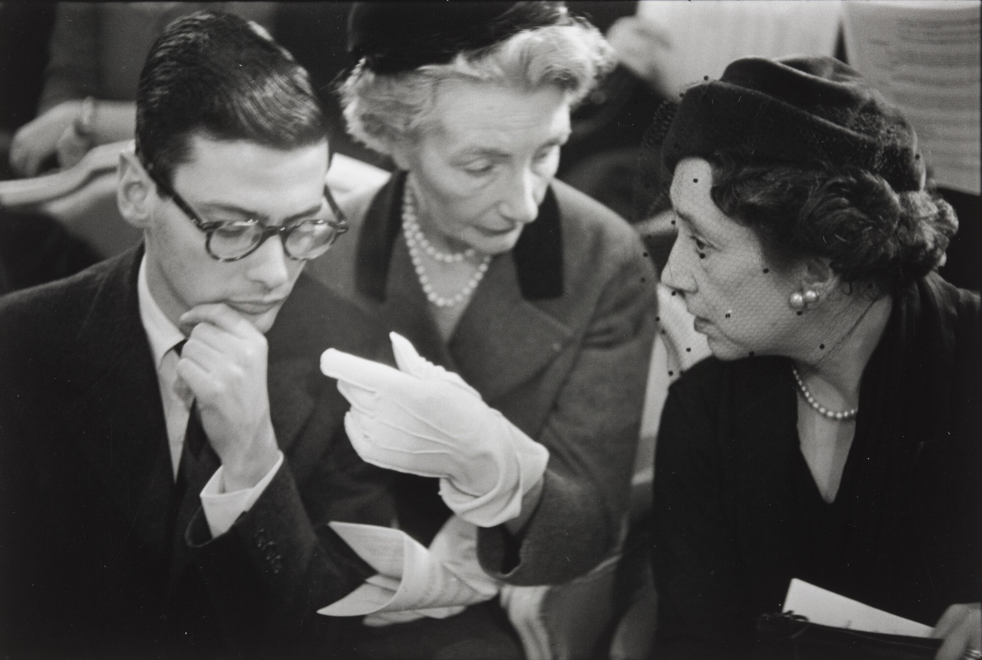 Ричард Аведон, Кармел Сноу и Мари-Луиза Буске, Париж, 1951. Фотограф Анри Картье-Брессон