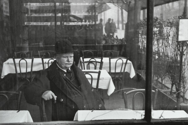 За столиком. Париж, 1932. Фотограф Анри Картье-Брессон