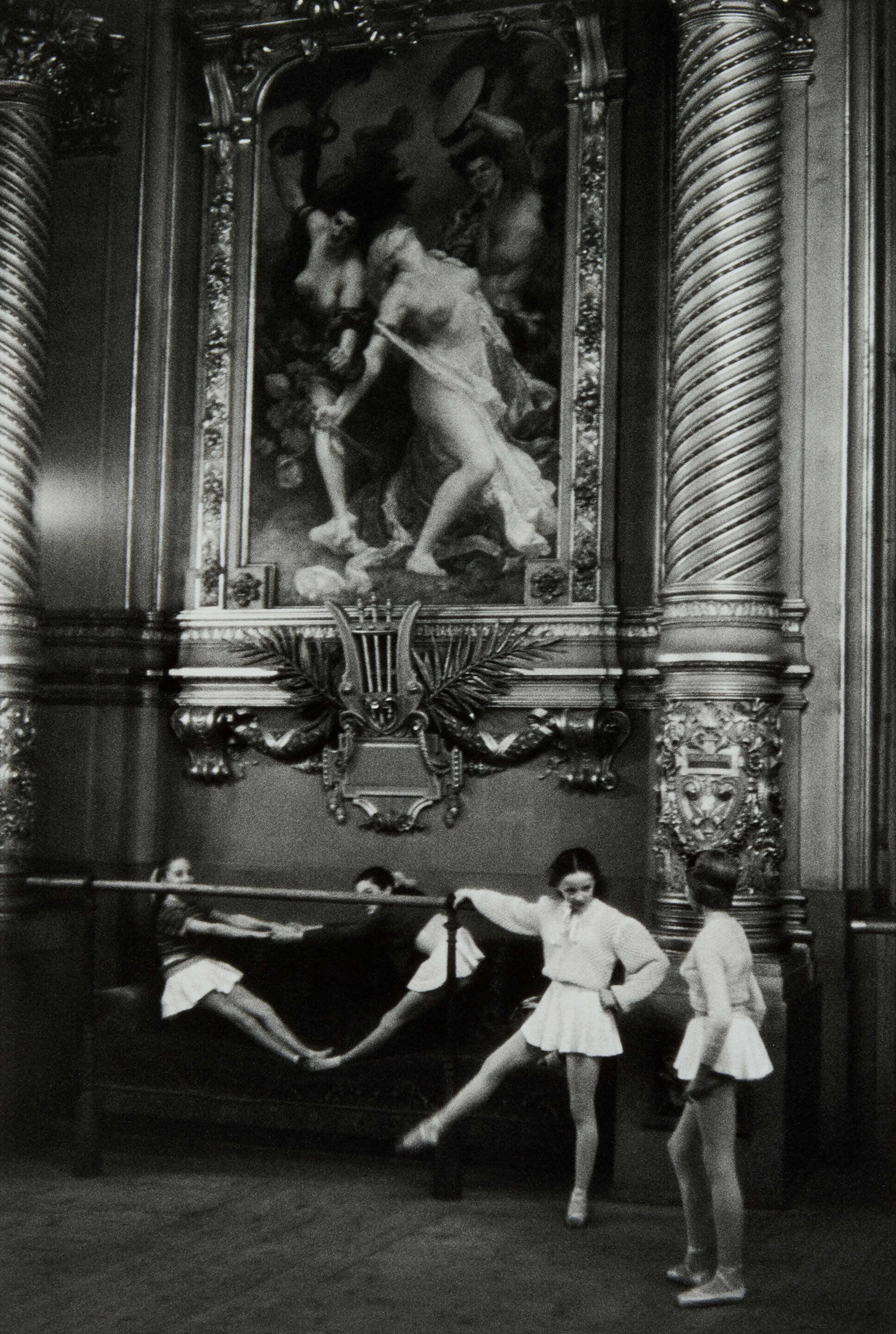 Юные балерины в театре Опера Гарнье, Париж, 1954. Фотограф Анри Картье-Брессон