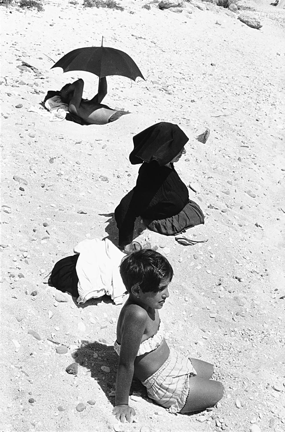 Пляж, Сардиния, 1963. Фотограф Анри Картье-Брессон