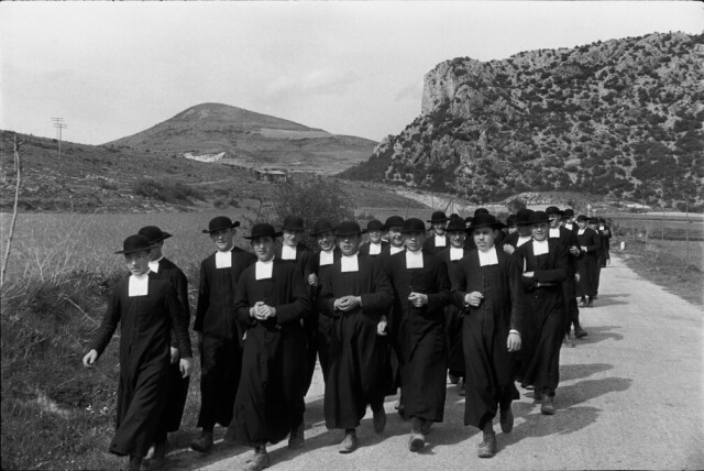 Семинаристы, Испания, 1953. Фотограф Анри Картье-Брессон