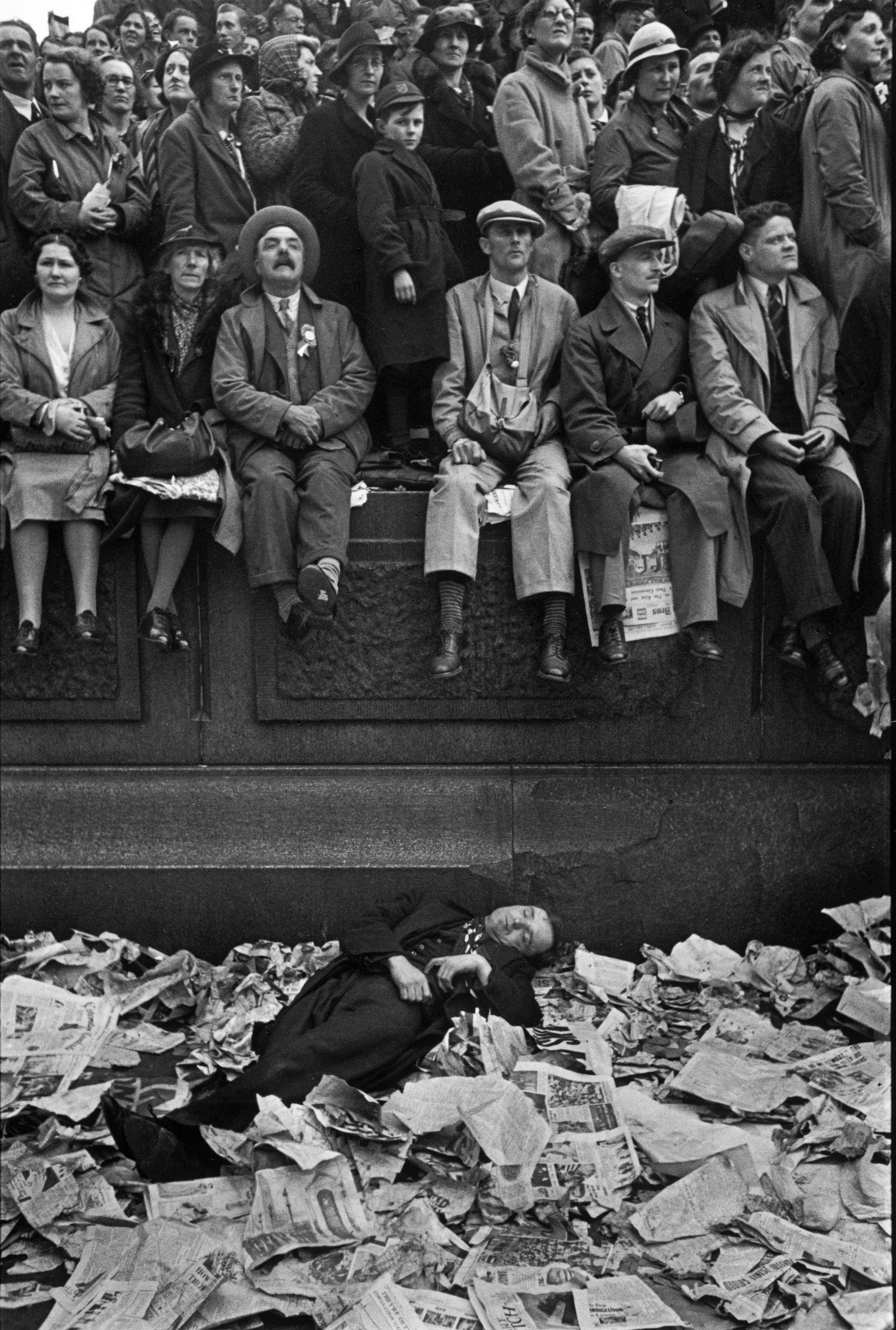 Коронация Георга IV, Лондон, 1937. Некоторые зрители уснули после длительного ожидания. Фотограф Анри Картье-Брессон