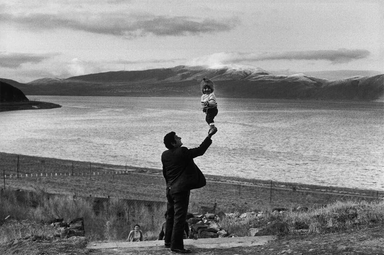 Отец с сыном, озеро Севан, Армения, 1972. Фотограф Анри Картье-Брессон