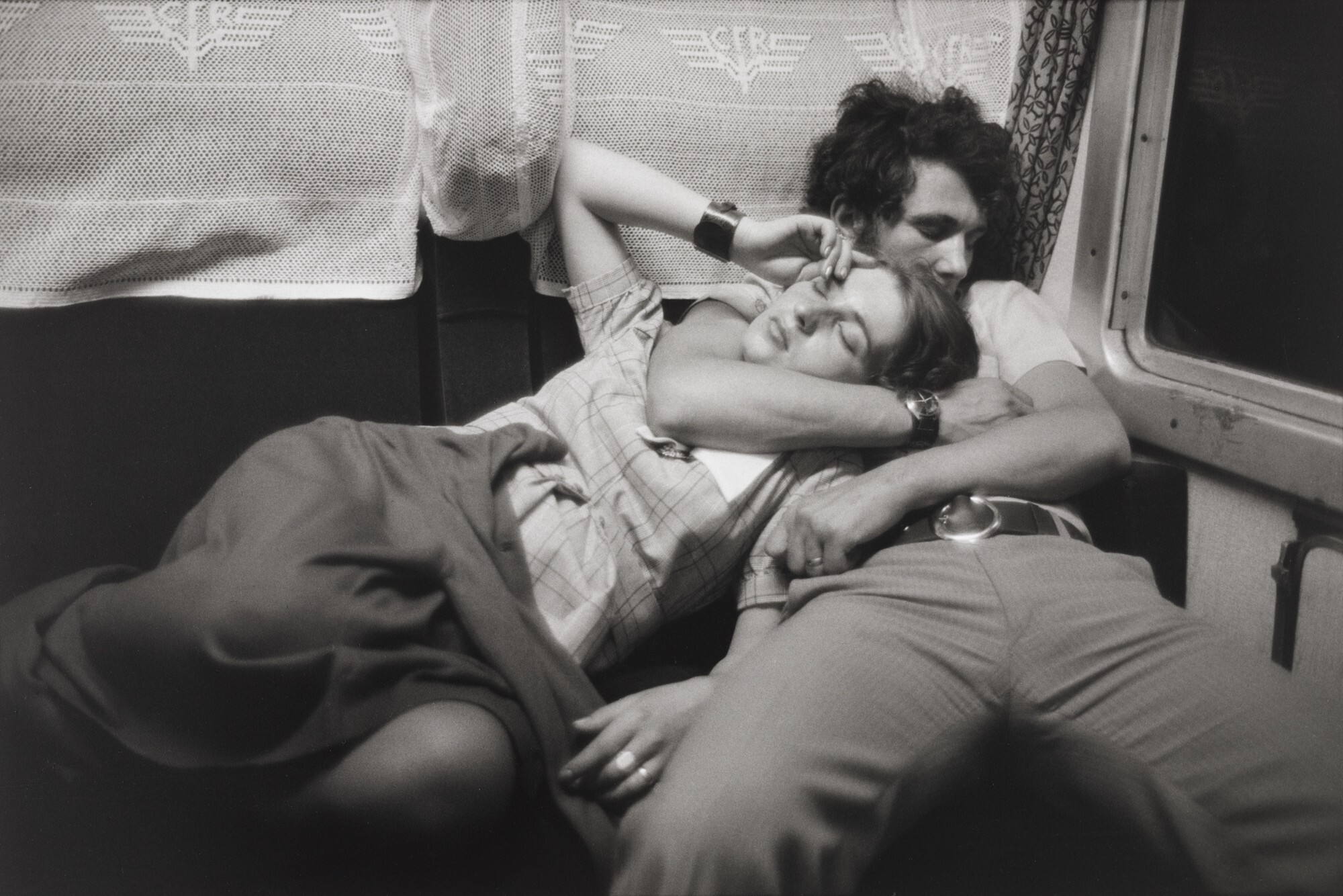 Пара уснула в поезде. Румыния, 1975. Фотограф Анри Картье-Брессон