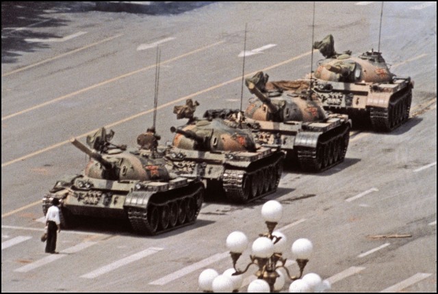 Неизвестный бунтарь, площадь Тяньаньмэнь, Пекин, 1989. Джефф Уайденер