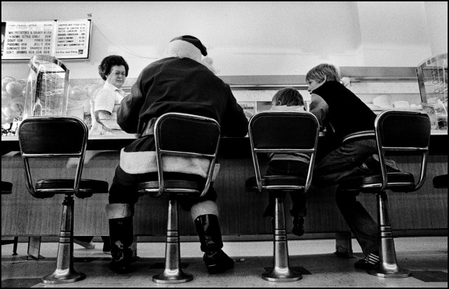 У Санта-Клауса перерыв на обед в Эвансвилле, Индиана, США, 1981. Джефф Уайденер