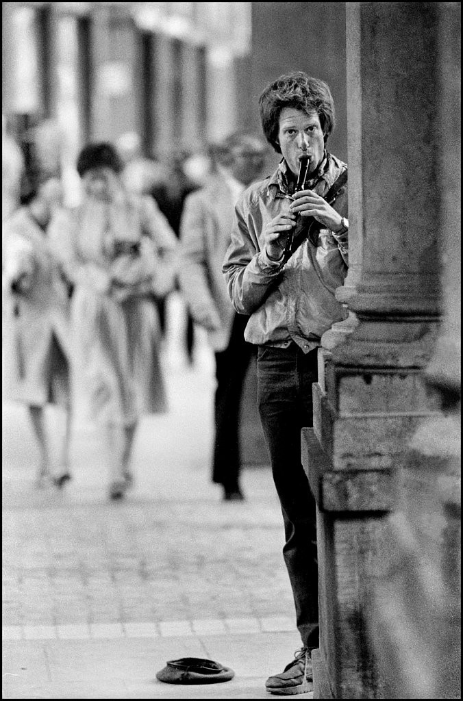 Уличный музыкант в Брюсселе, Бельгия, 1983. Джефф Уайденер