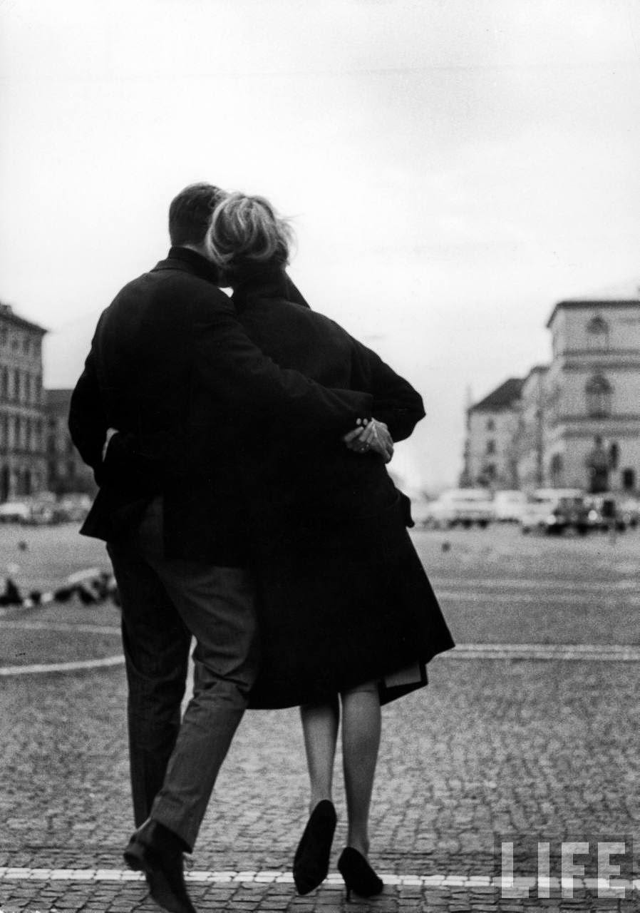 Романтическая пара на площади Одеонсплац в Мюнхене, Германия, 1964. Уолтер Сандерс