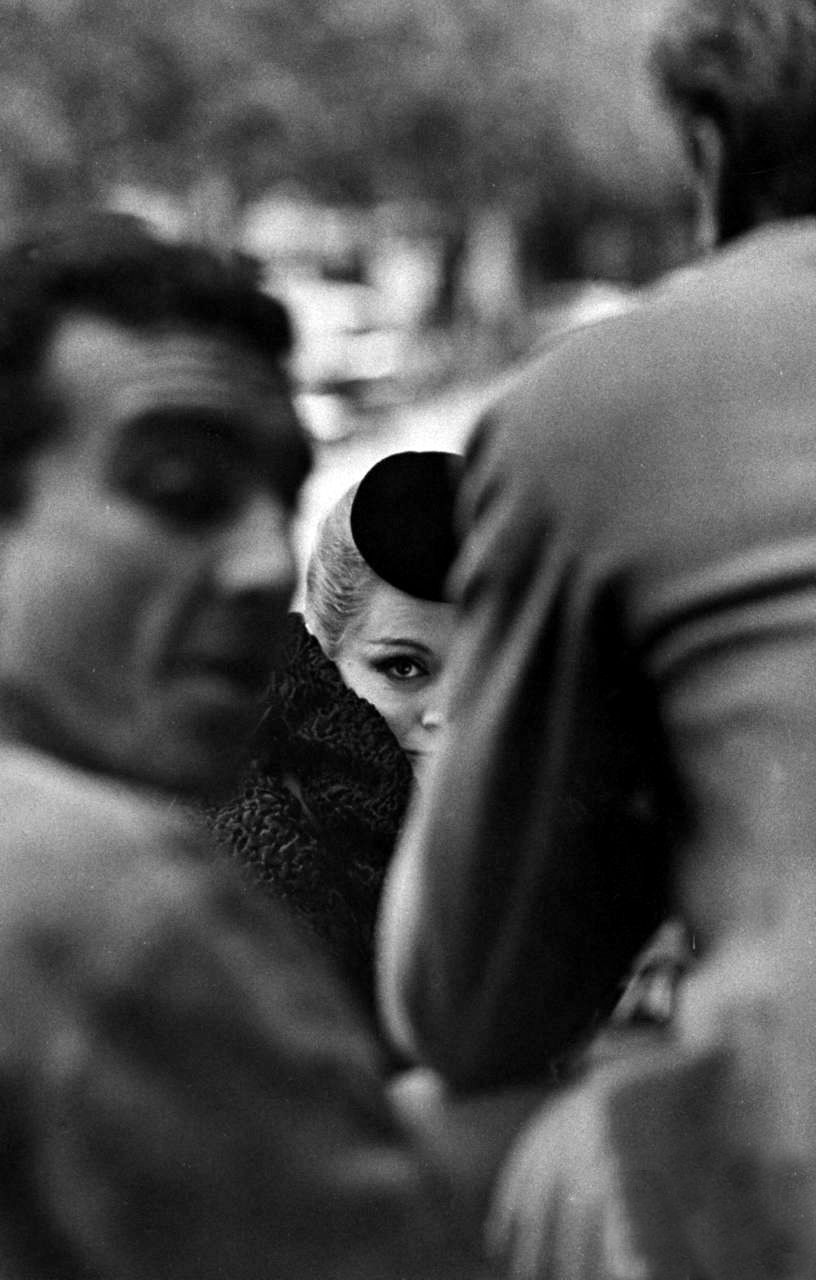 Женщина в толпе, Париж, Франция, 1959. Уолтер Сандерс