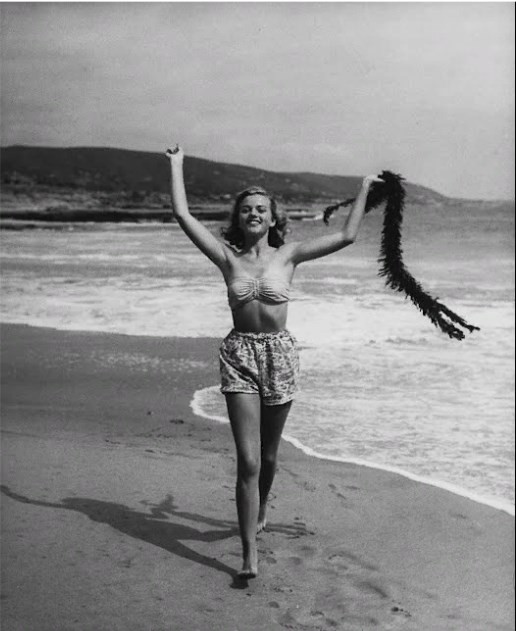Девушка на пляже, Калифорния, США, 1945. Уолтер Сандерс