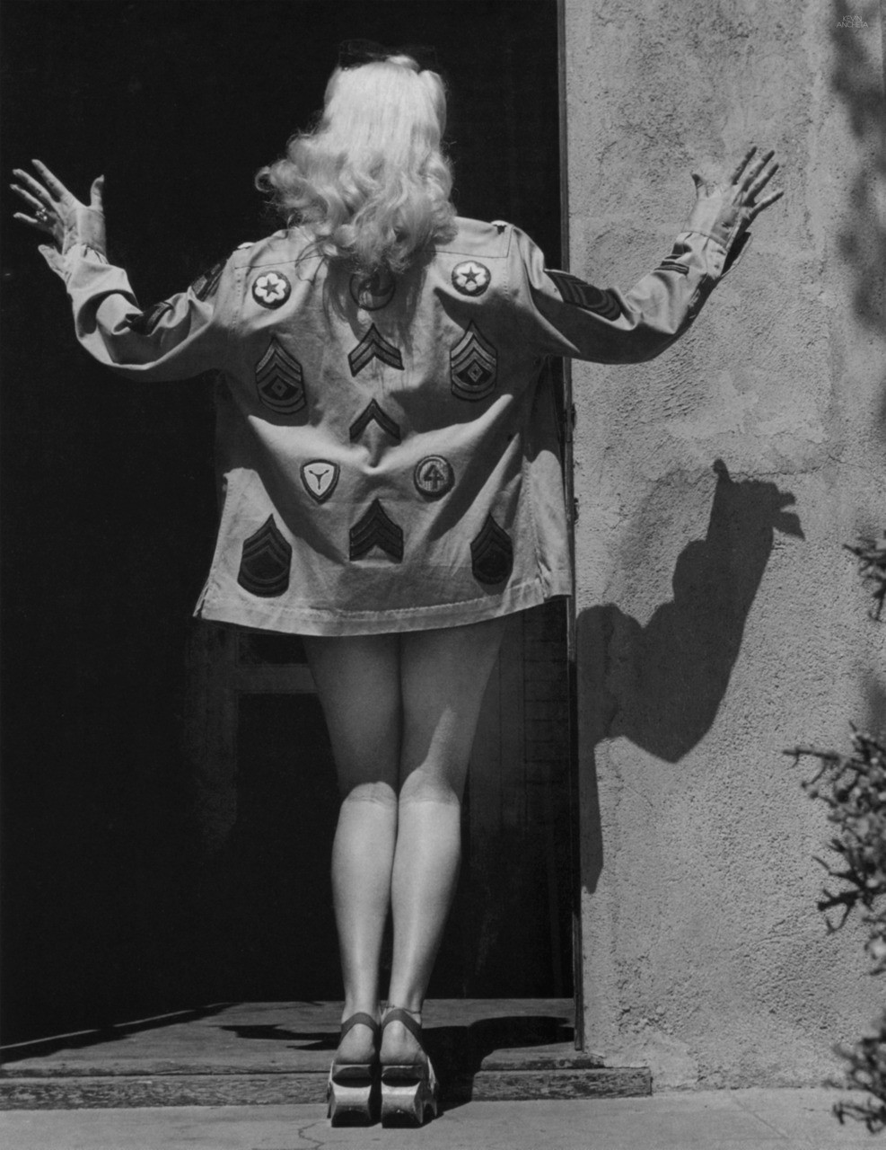 Актриса Бетти Грейбл демонстрирует рубашку собственного дизайна, Голливуд, Калифорния, США, 1943. Уолтер Сандерс