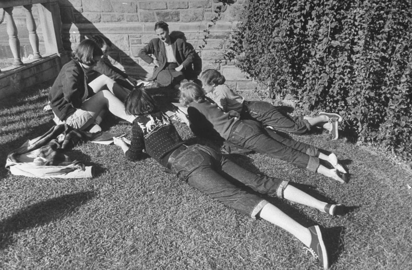 Занятие на улице в Вассар-колледже, город Поукипзи, штат Нью-Йорк, США, 1950. Уолтер Сандерс