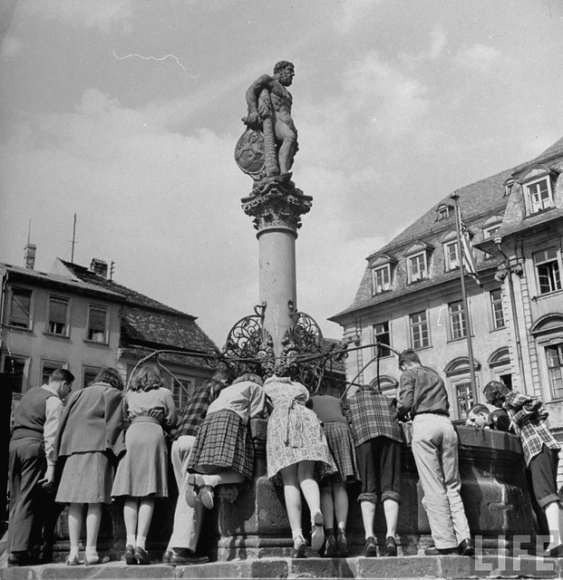 Люди на площади в Гейдельберге, Германия, 1947. Уолтер Сандерс