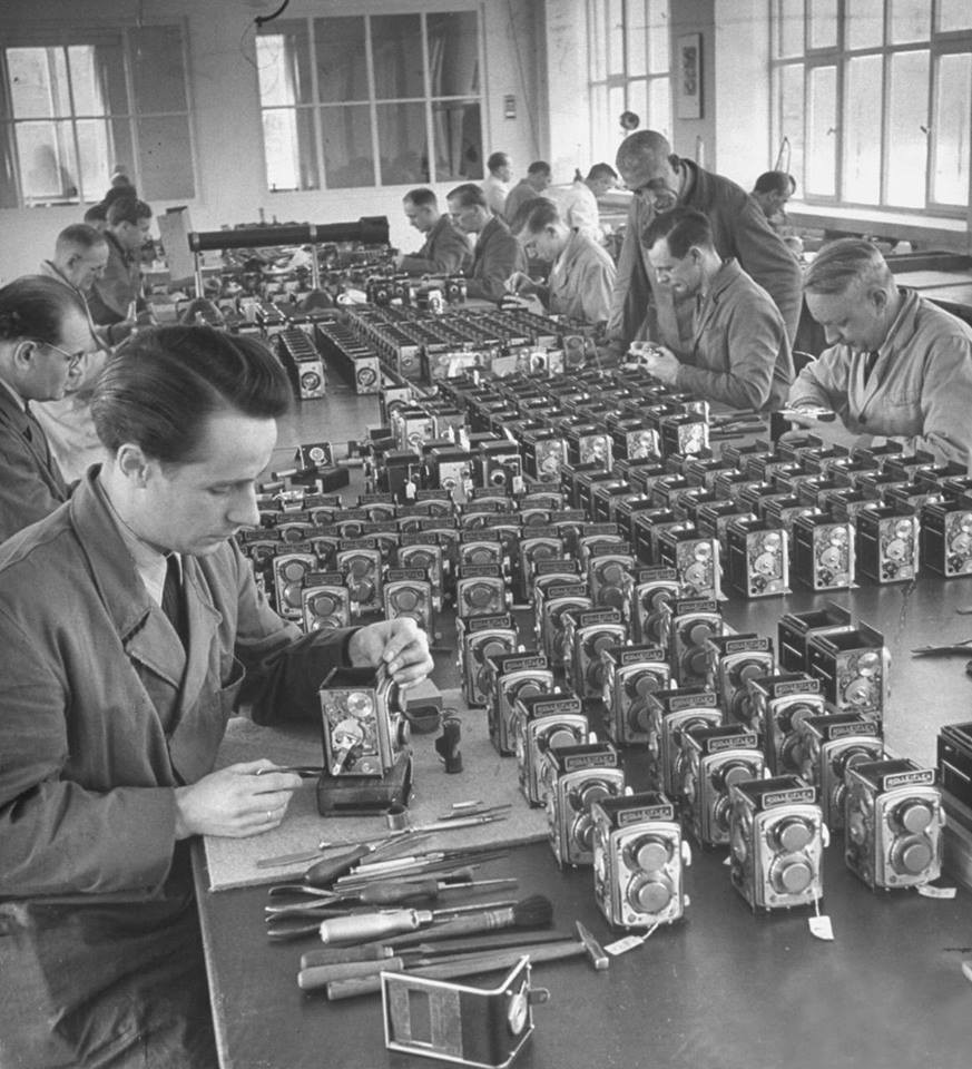 На фабрике Rolleiflex, 1949. Уолтер Сандерс