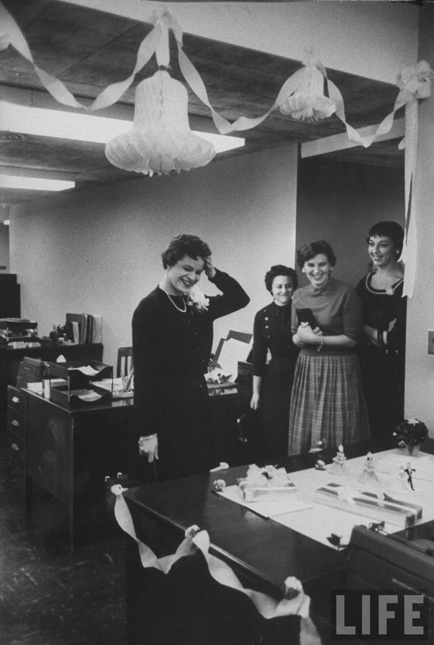 Сюрприз от офисных сотрудников, Нью-Йорк, 1957. Уолтер Сандерс