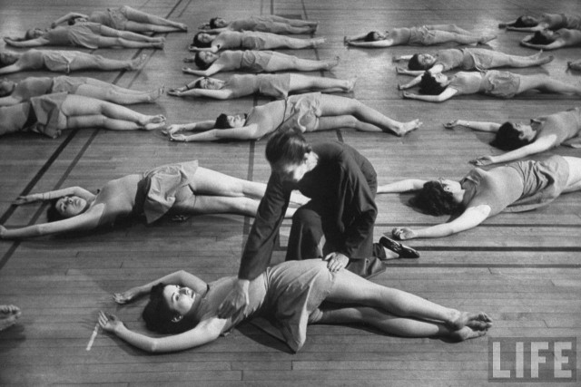 Упражнения для осанки в Барнард-колледже, Нью-Йорк, 1954. Уолтер Сандерс