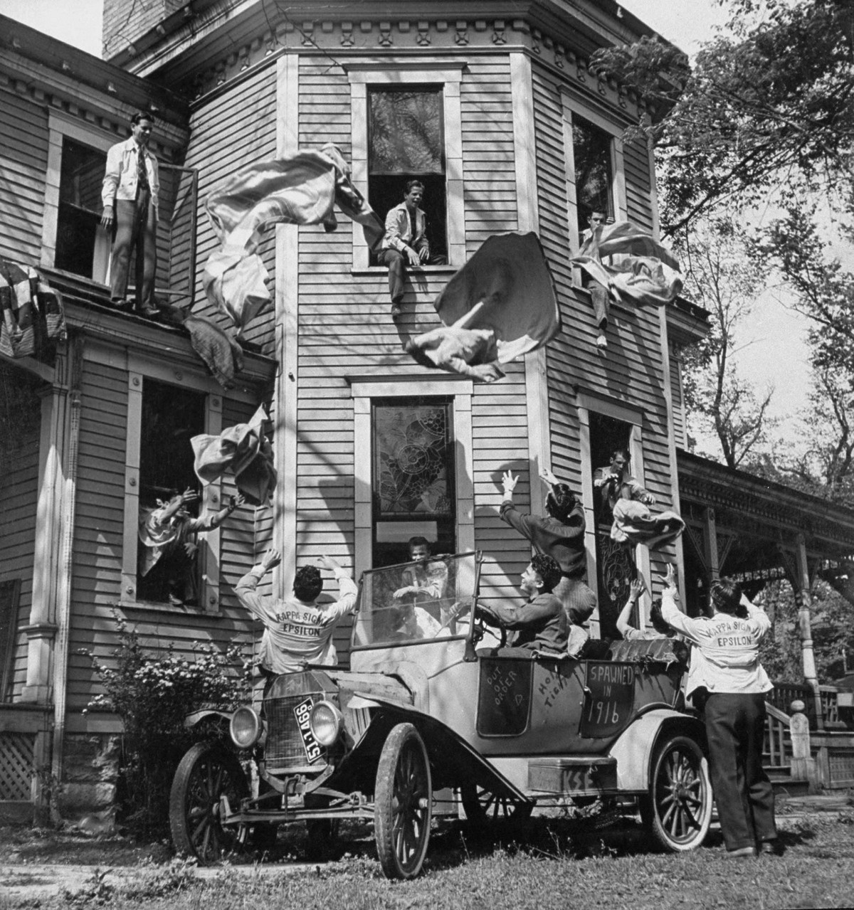 Члены братства «Каппа Сигма Ипсилон» Канзасского педагогического колледжа готовятся к «вечеринке простыней», 1941. Уолтер Сандерс