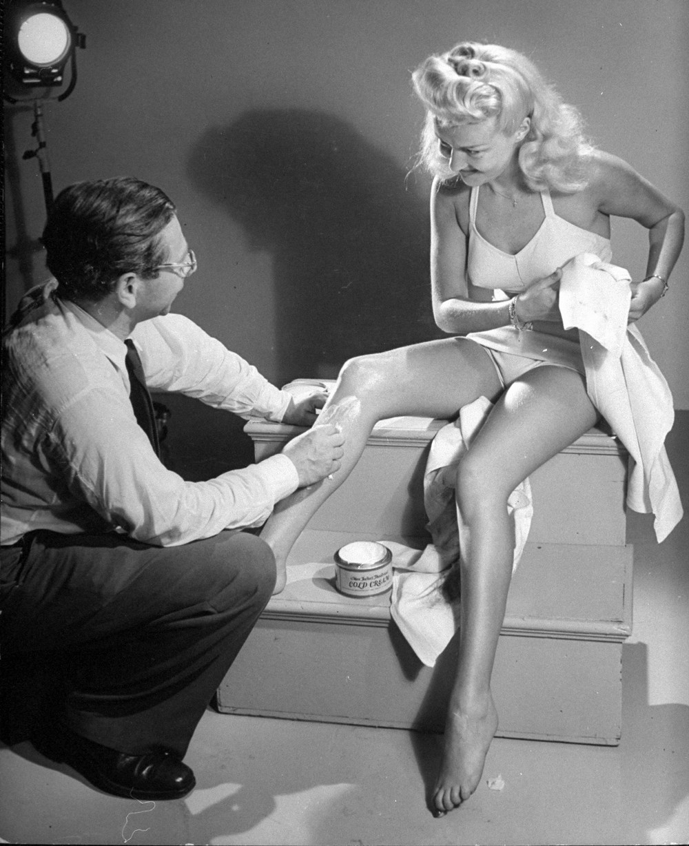 Крем для ног Бетти Грейбл, 1940-е. Уолтер Сандерс