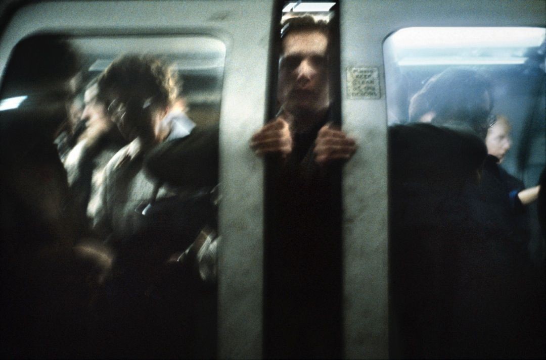 Попытка открыть двери в метро, Лондон, 1980-е. Боб Маззер