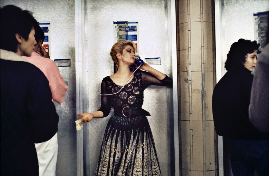 Телефонный разговор в метро, Лондон, 1980-е. Боб Маззер