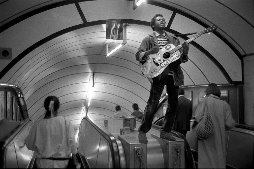 Гитарист на эскалаторе в метро Лондона, 1980-е. Боб Маззер