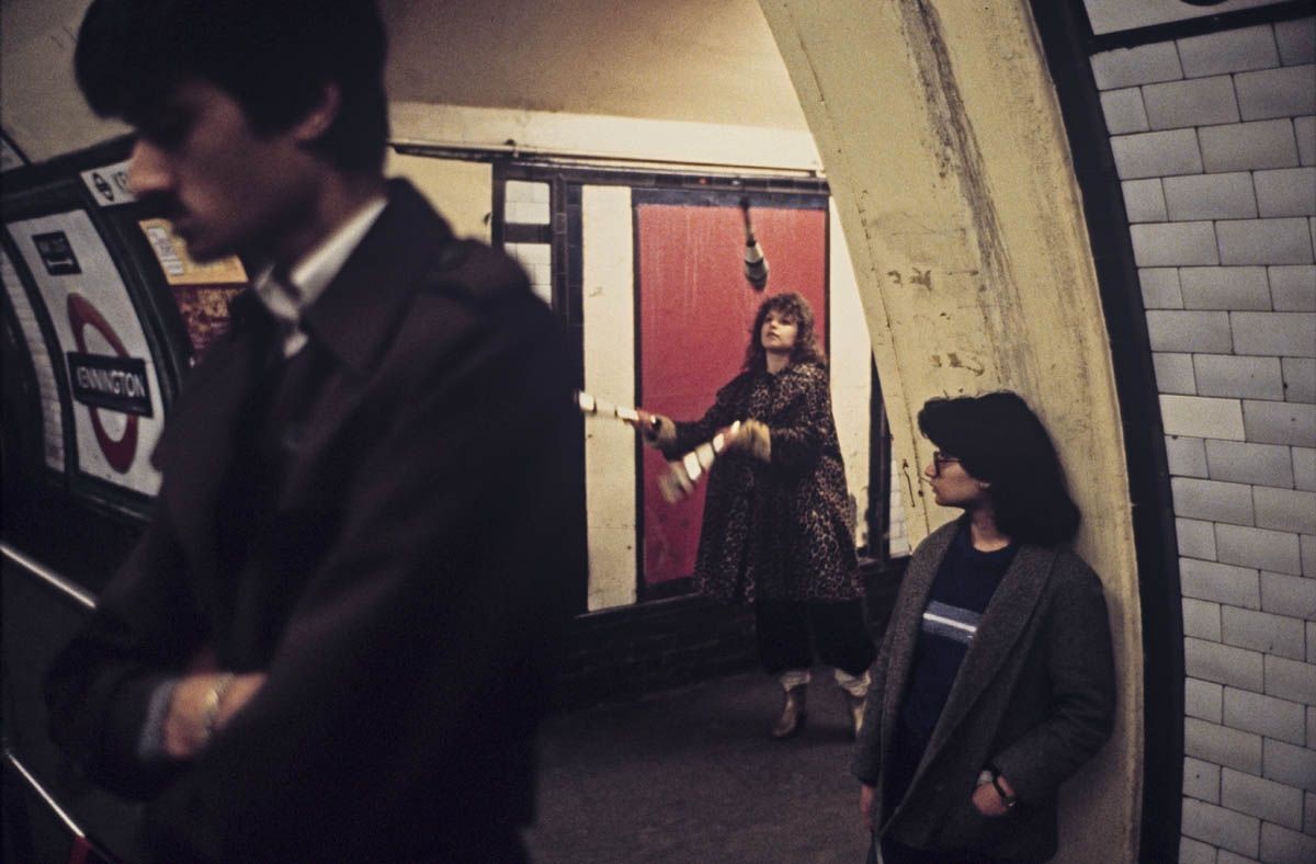Жонглёр в метро, Лондон, 1980-е. Боб Маззер