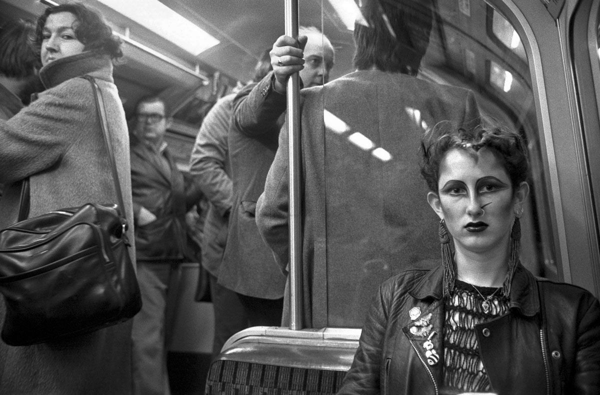 Портрет девушки в метро, Лондон, 1980-е. Боб Маззер