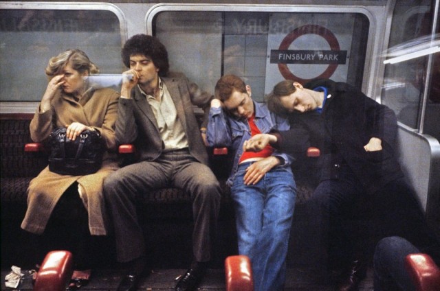 Спящие пассажиры метро. Лондон, 1980-е. Боб Маззер