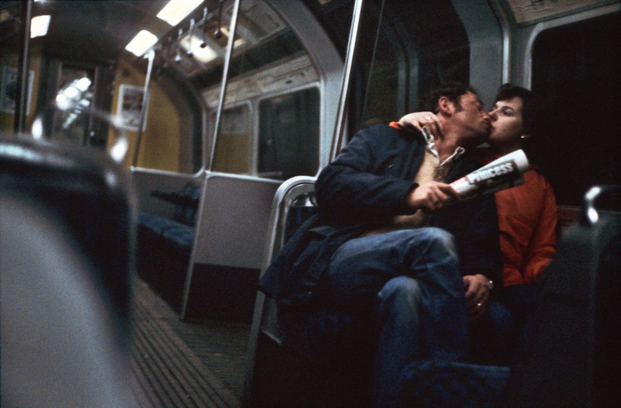 Целующаяся пара в метро, Лондон, 1980-е. Боб Маззер