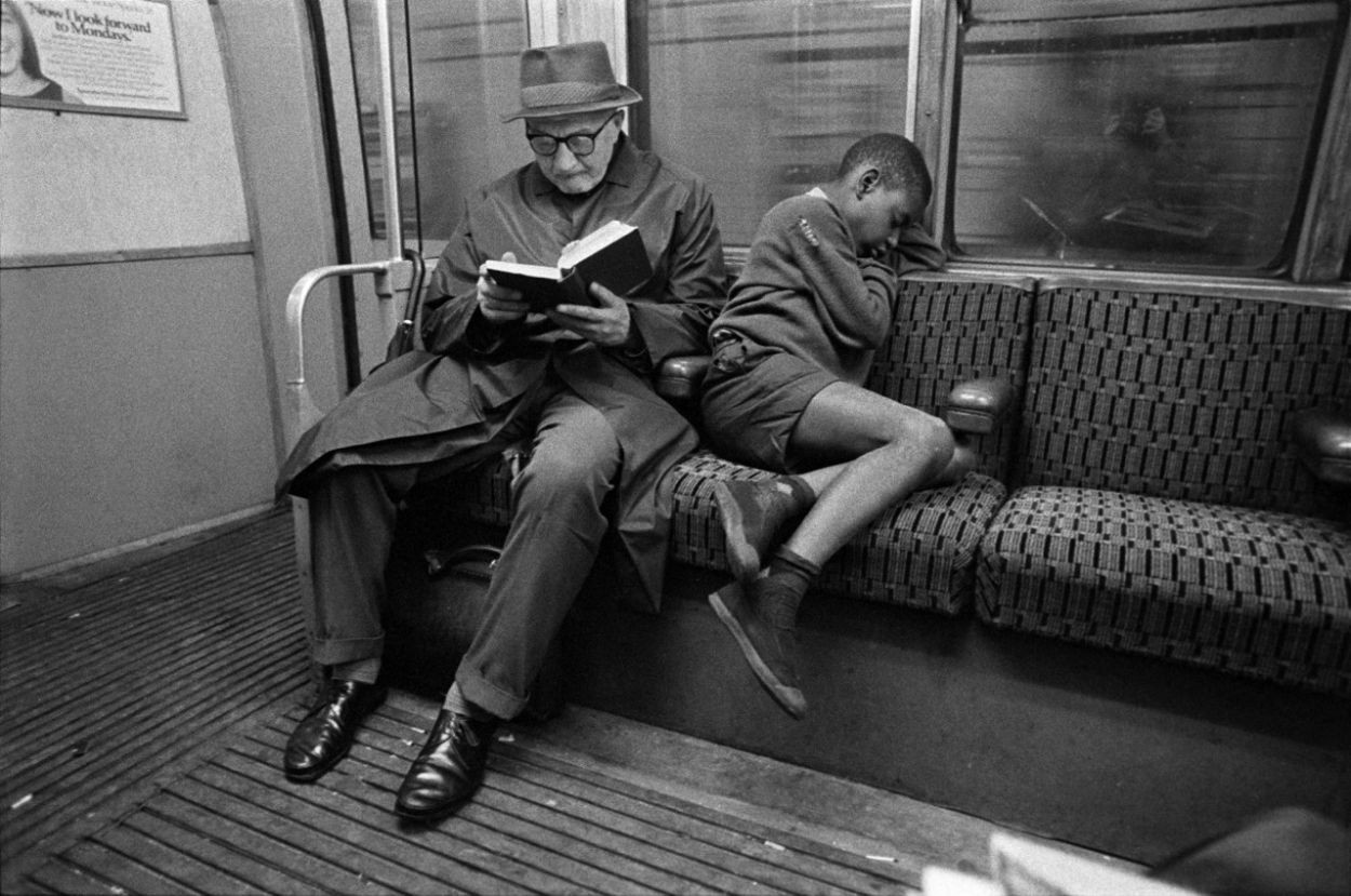 Чтение и сон в метро, Лондон, 1971. Боб Маззер
