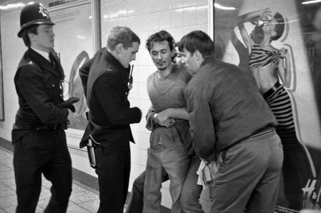 Арест хулигана в метро Лондона, 1970-е. Боб Маззер