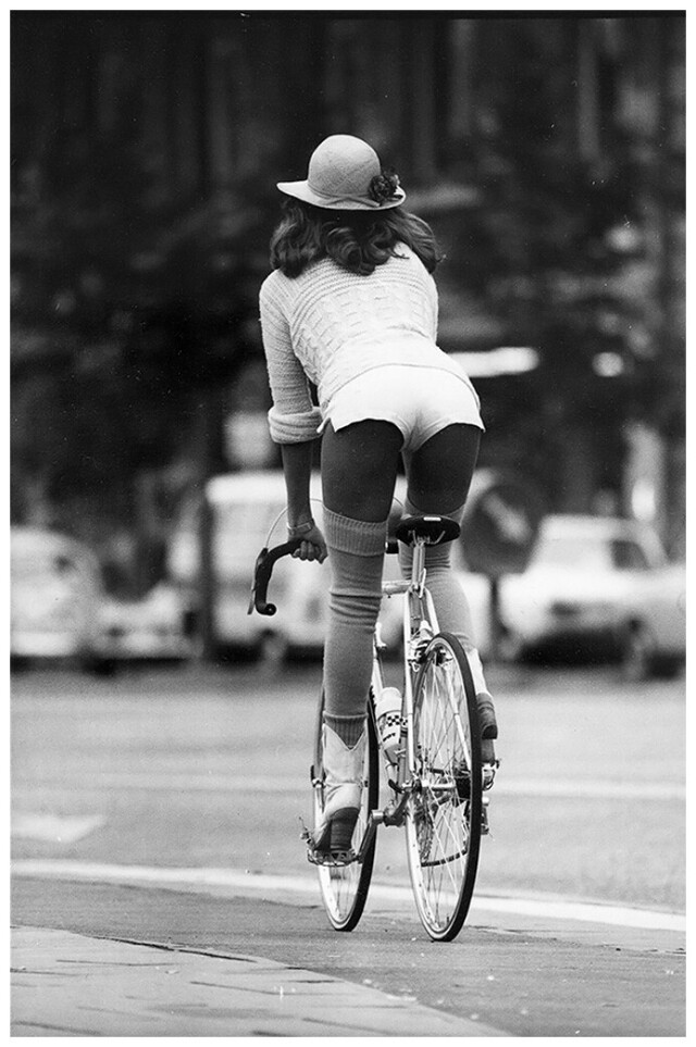 Девушка на велосипеде, 1970-е. Фотограф Вернер Бокельберг