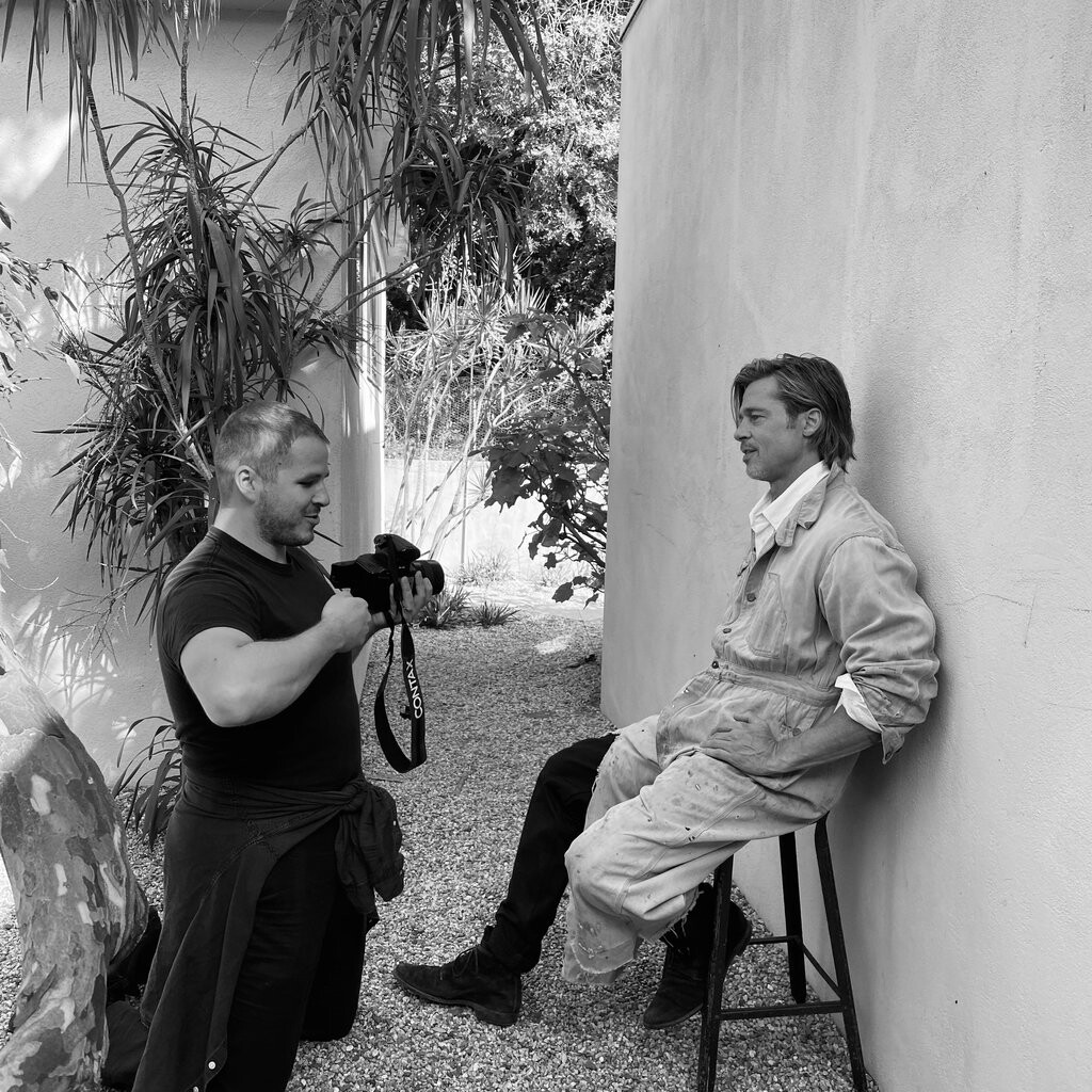 Фотограф Джек Дэвисон на съемочной площадке с актером Брэдом Питтом для выпуска журнала Таймс