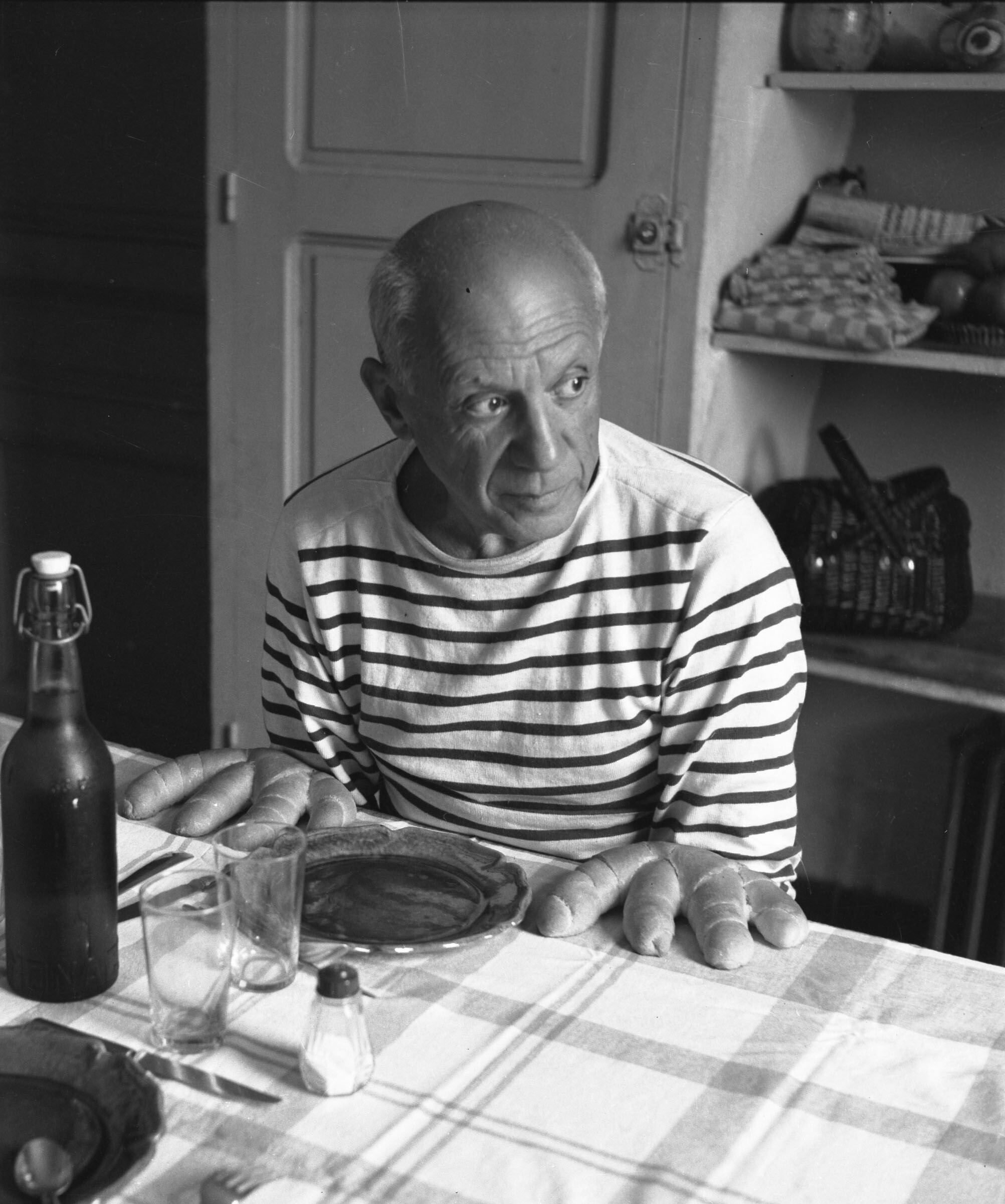 Хлеб Пикассо, 1952. Фотограф Робер Дуано
