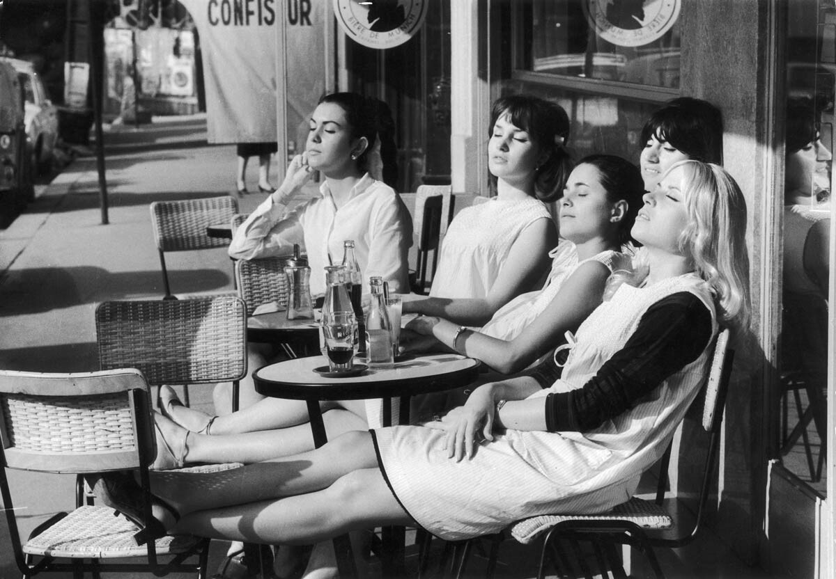 Парикмахеры на солнышке. Париж, 1966. Фотограф Робер Дуано