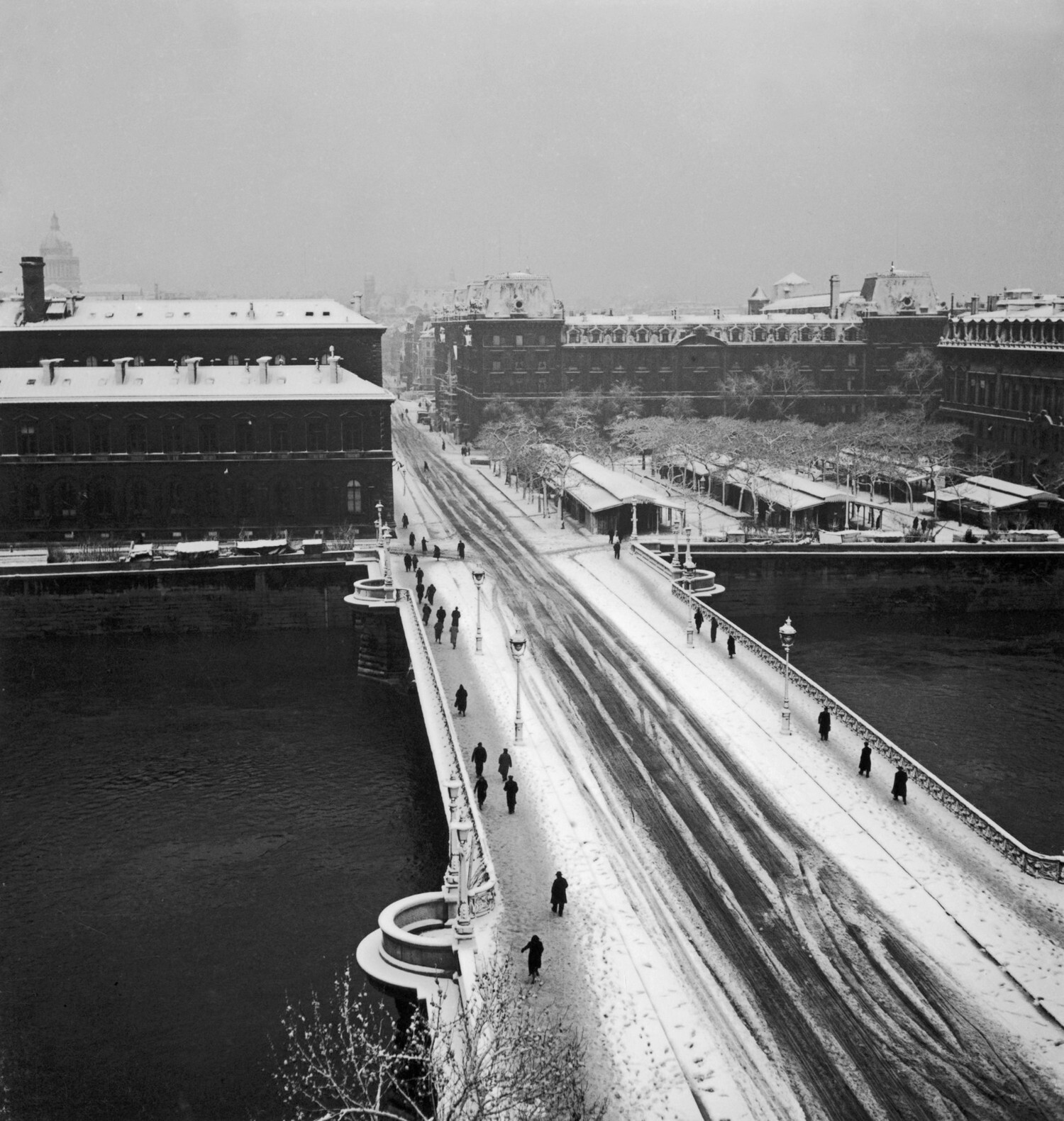 Мост Нотр-Дам зимой. Фотограф Робер Дуано