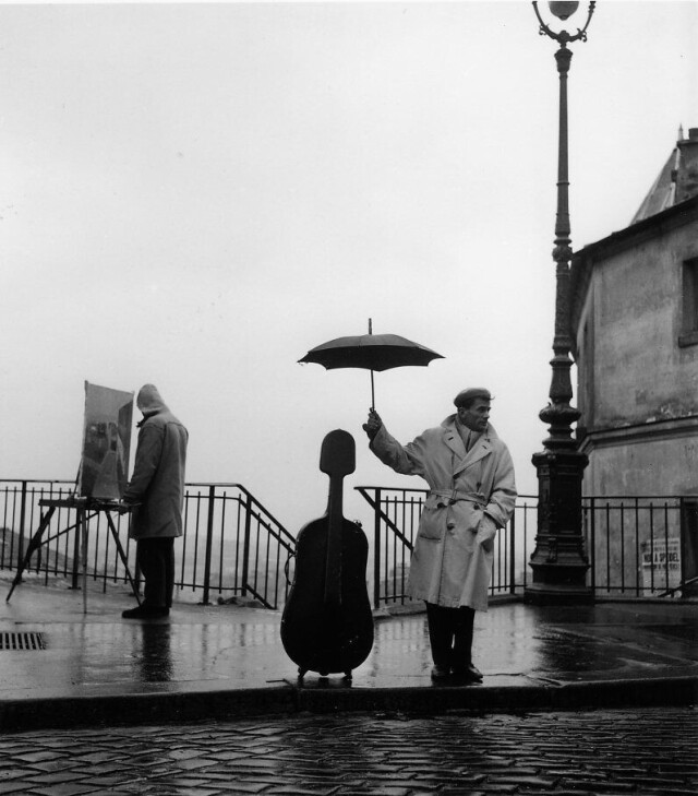 Виолончель под дождём, Париж, 1957. Фотограф Робер Дуано