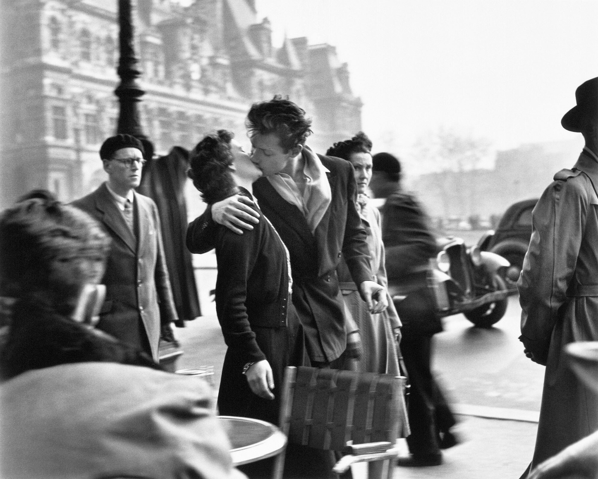 «Поцелуй у здания муниципалитета». Париж, 1950. Фотограф Робер Дуано