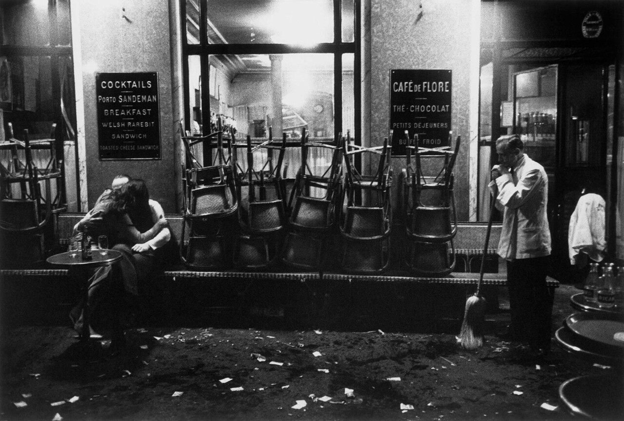 Cafe de Flore, Париж, 1958. Фотограф Робер Дуано