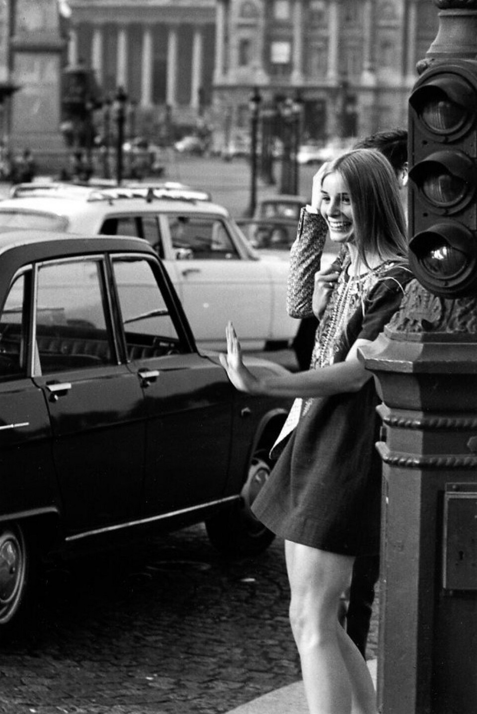 Мадемуазель на площади Согласия, май 1970 года. Фотограф Робер Дуано