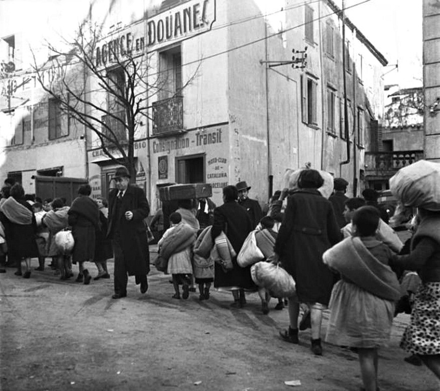 Беженцы, пострадавшие от Гражданской войны в Испании, прибыли во Францию, 1939. Фотограф Эмиль Савитри