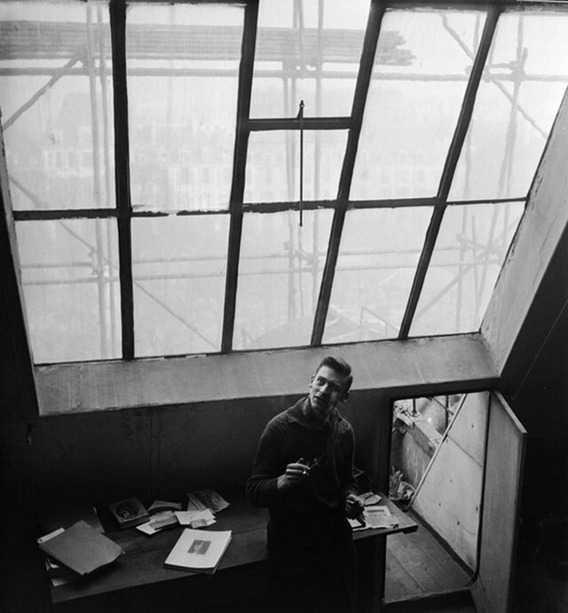 Жан де Фореста в своей мастерской, Париж, 1949. Фотограф Эмиль Савитри