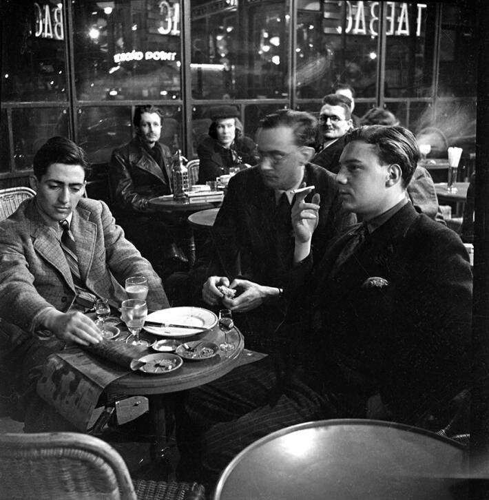 La Coupole, Монпарнас, Париж, 1940-е. Фотограф Эмиль Савитри