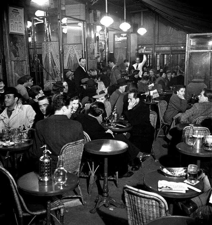 В кафе Le Dôme, Монпарнас, Париж, 1930-1940. Фотограф Эмиль Савитри