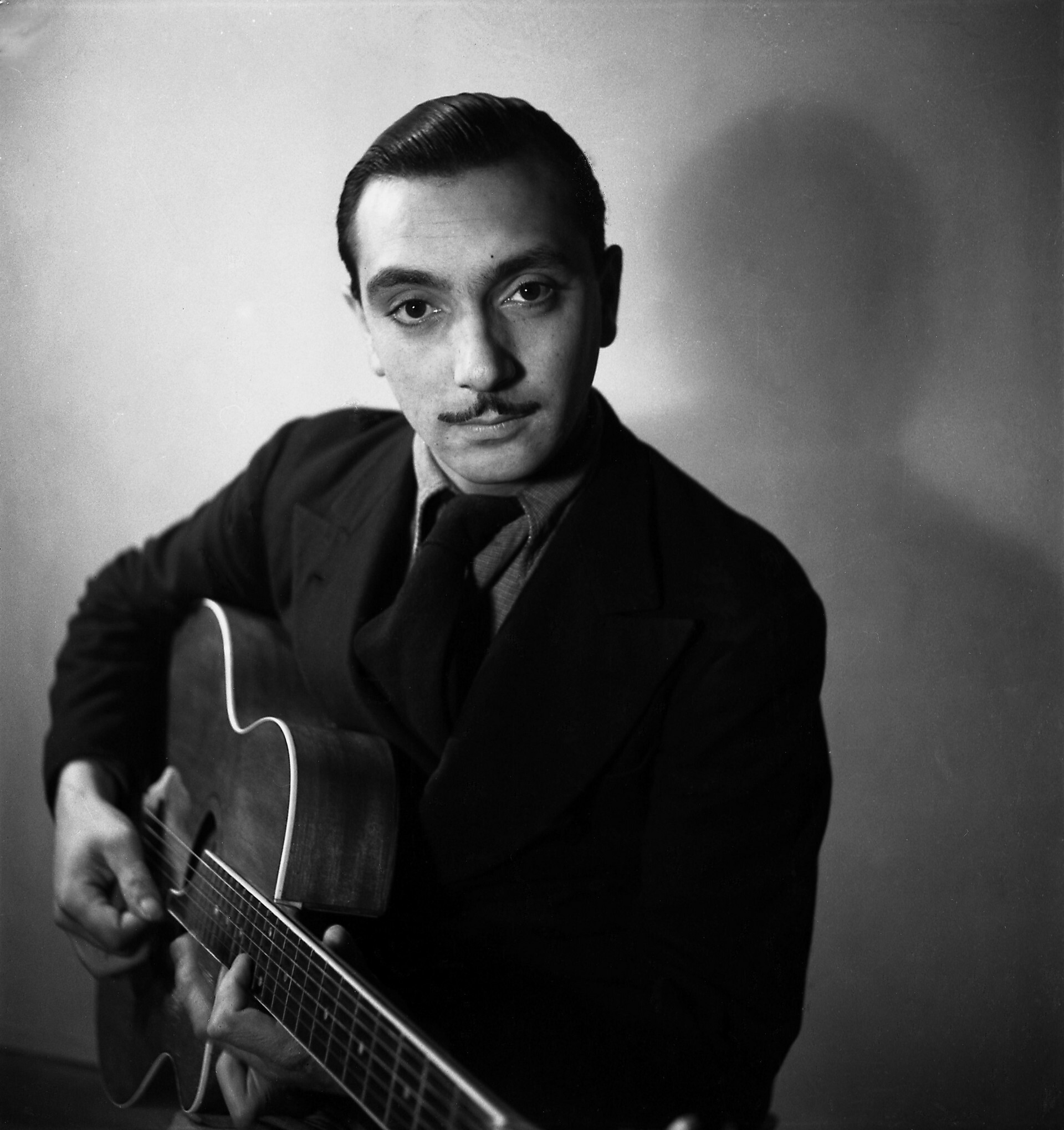 Джазовый гитарист-виртуоз Джанго Рейнхардт, Париж, 1933. Фотограф Эмиль Савитри