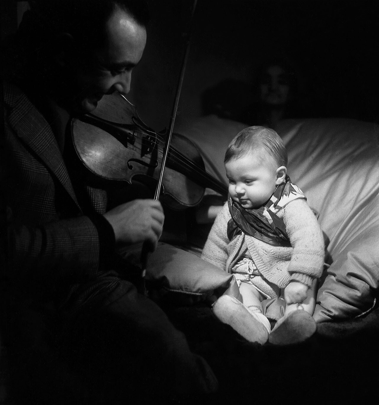 Джанго Рейнхардт играет на скрипке своему сыну, 1945. Фотограф Эмиль Сэвитри