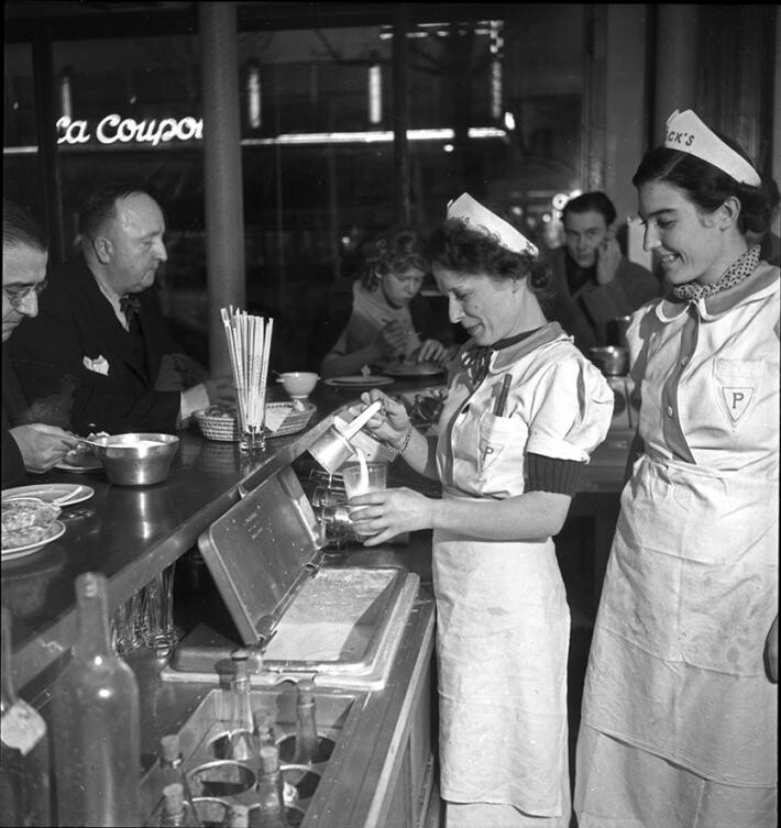 Кафе, Париж, 1930-1940. Фотограф Эмиль Савитри