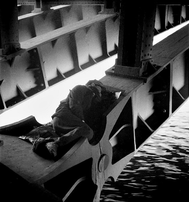 Спящий под мостом в Париже. Фотограф Эмиль Савитри