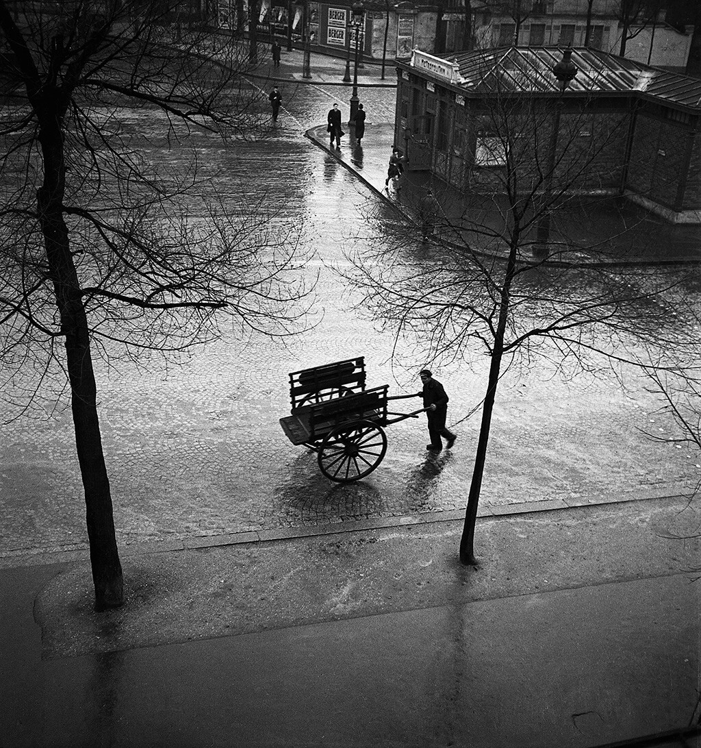 Торговец углем со своей тележкой на улице Сен-Жак, Париж, 1940-е. Фотограф Эмиль Савитри